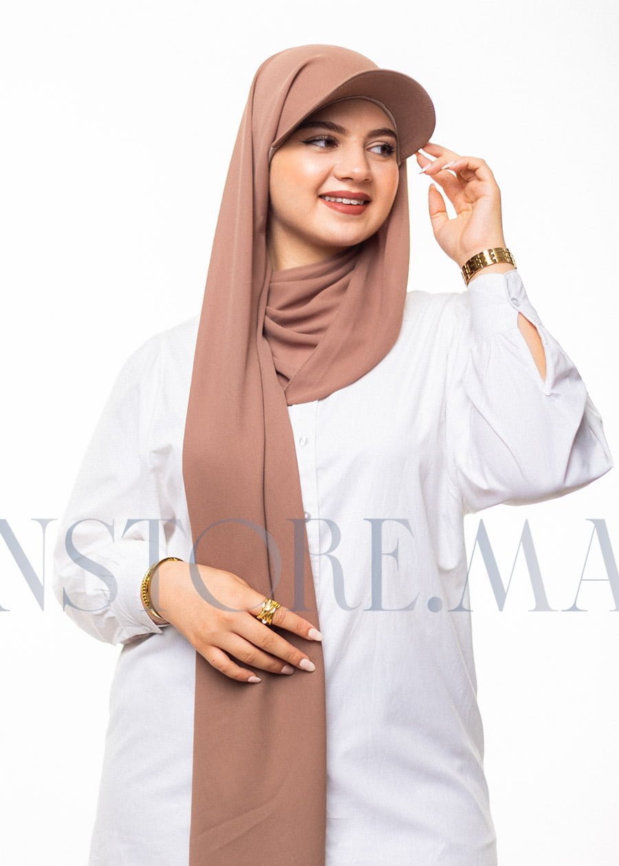 شال كريب حريري مع قبعة بيج ترابي