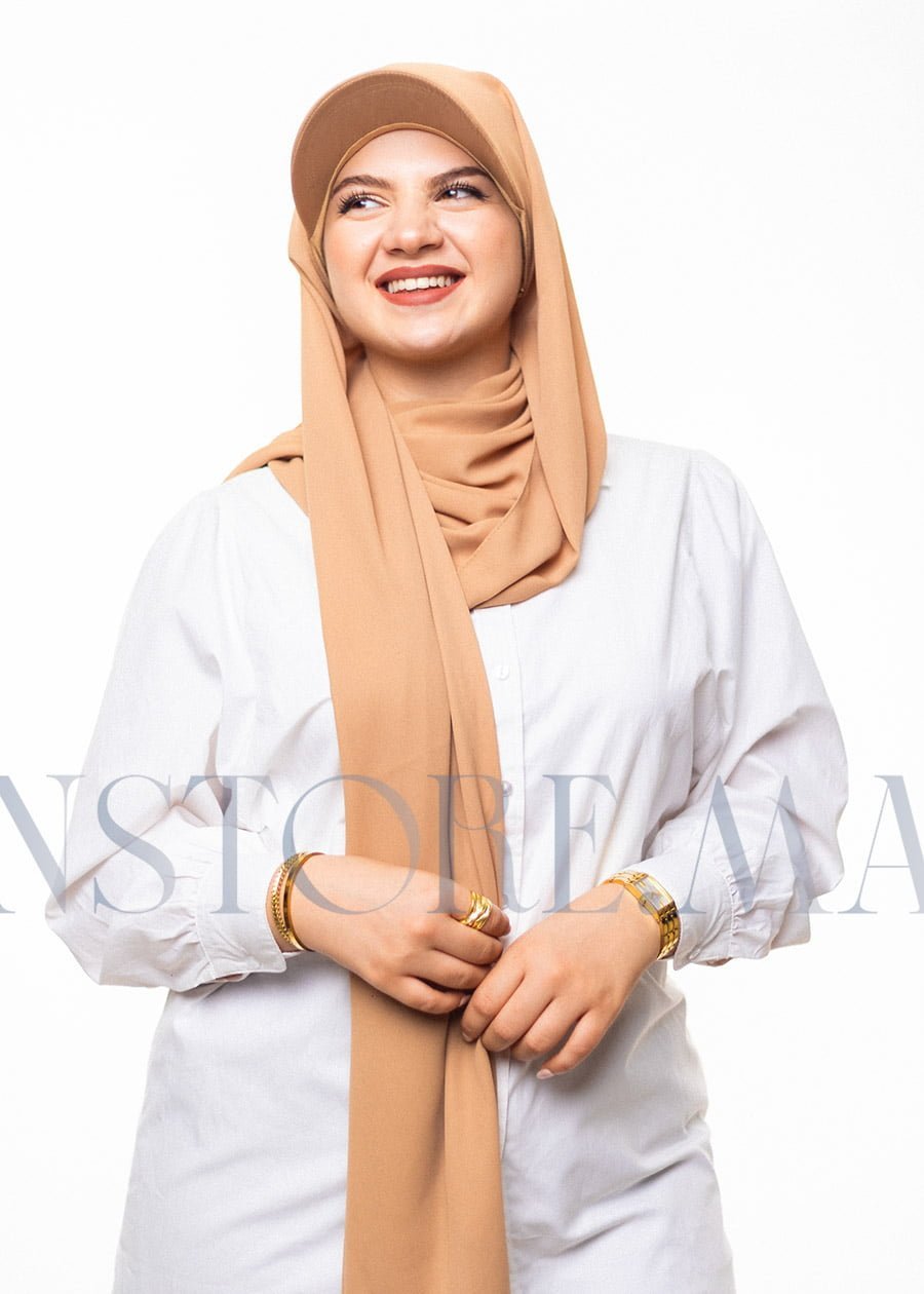 شال كريب حريري مع قبعة بيج رملي