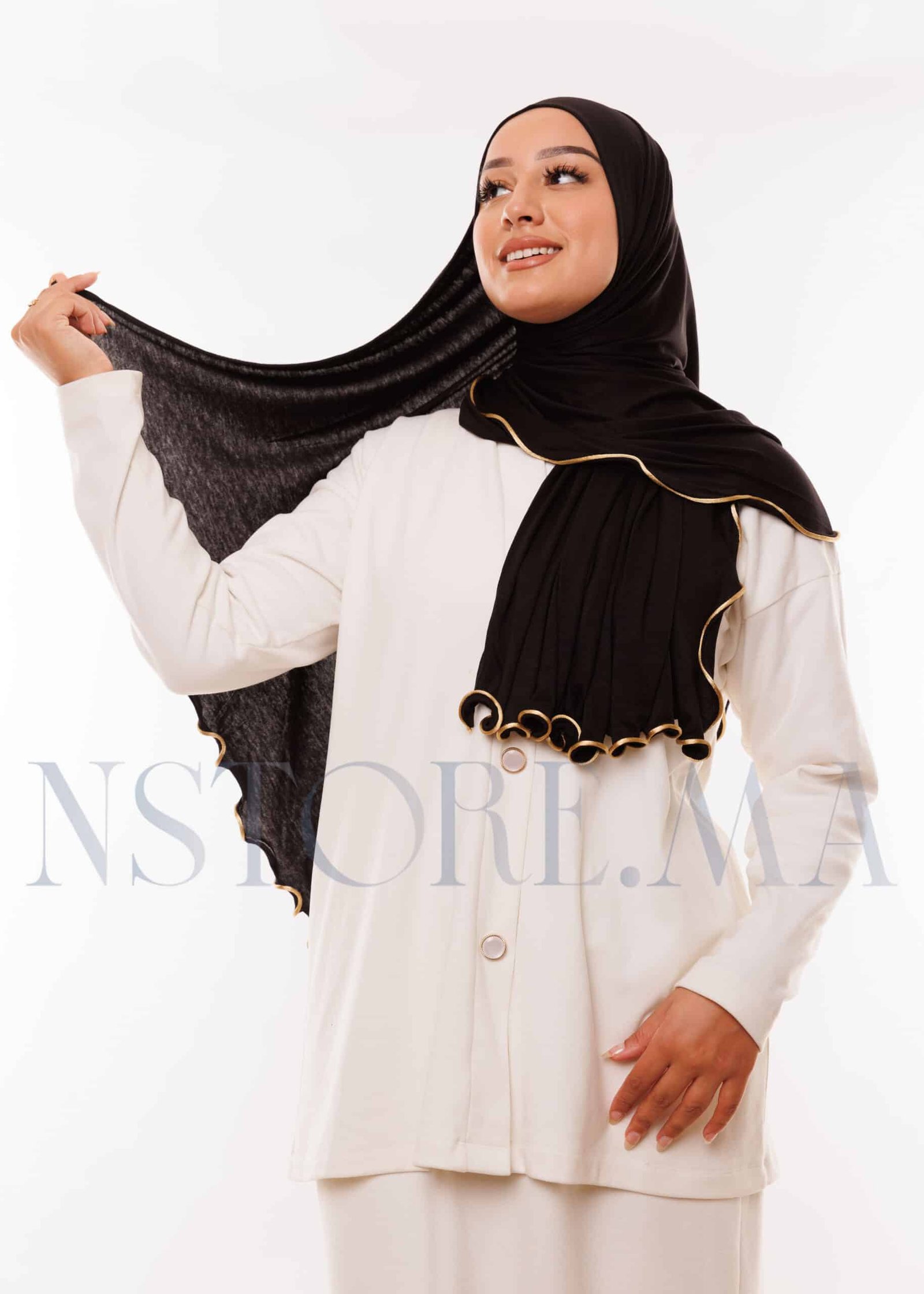 شال ليكرا مموج أسود بحواف ذهبية