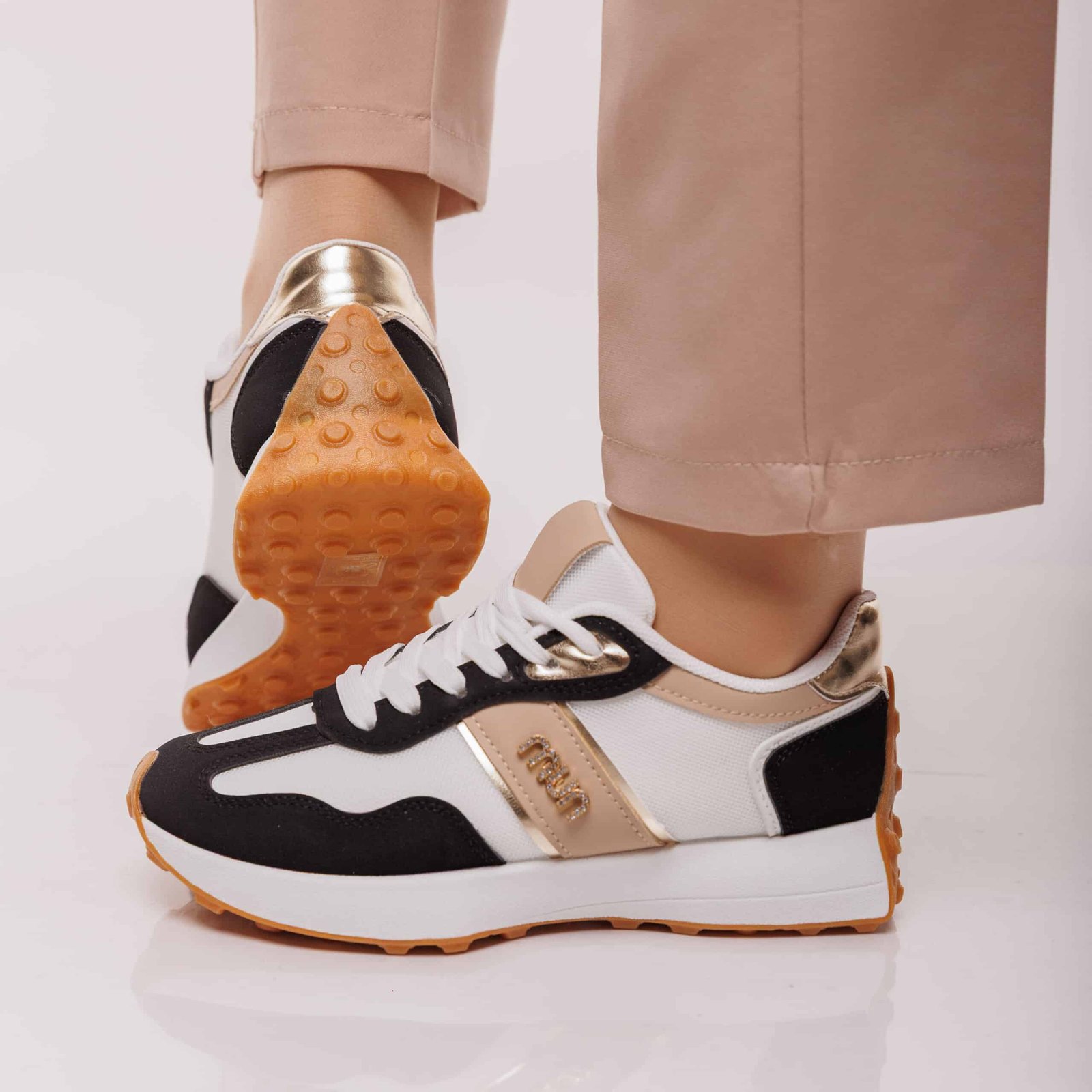 حذاء رياضي نسائي