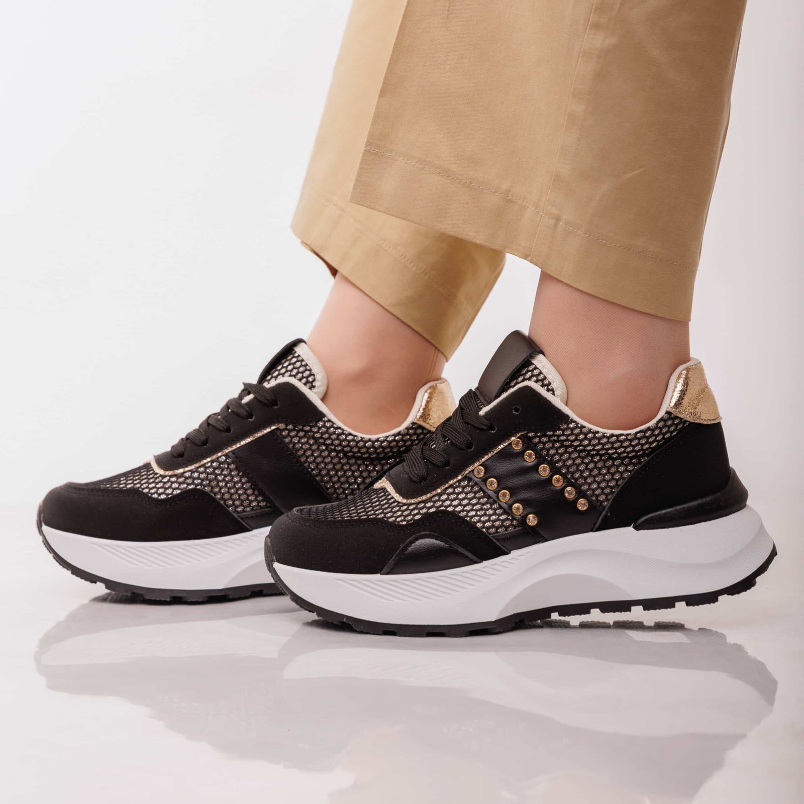 حذاء رياضي نسائي