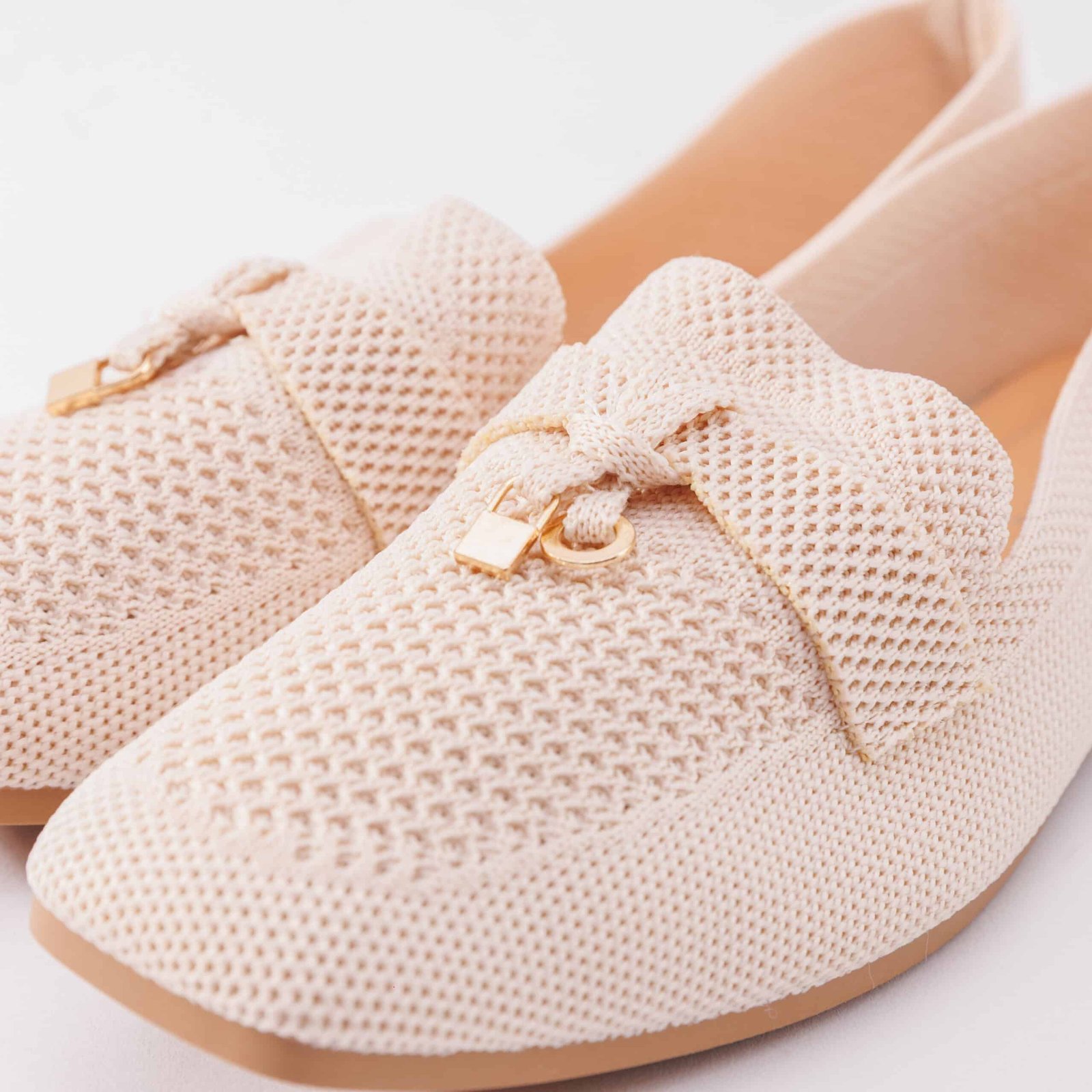 حذاء كلاسيكي نسائي