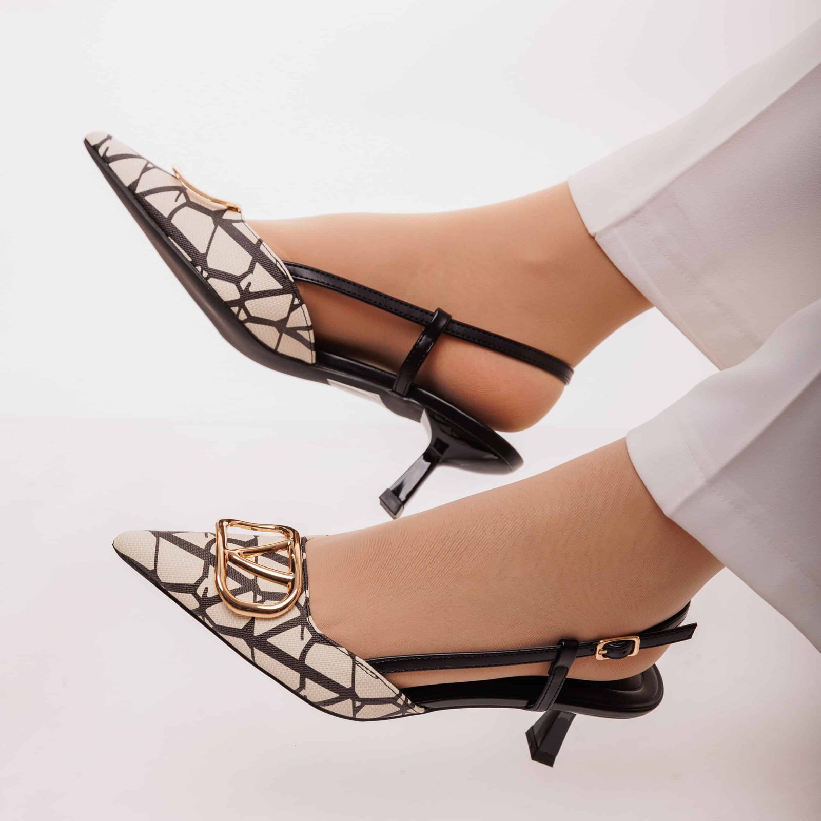 حذاء نسائي كلاسيكي بكعب عالي